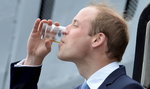 Tak pije książę William. Duszkiem wychylił szklankę...