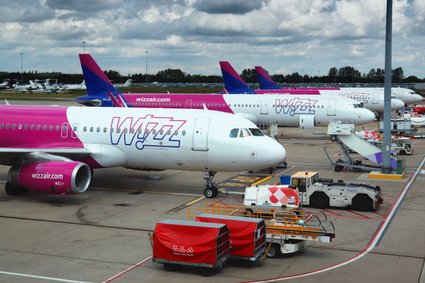 Wizz Air i 30 innych firm pod lupą UOKiK. Chodzi o płatność za połączenie z infolinią