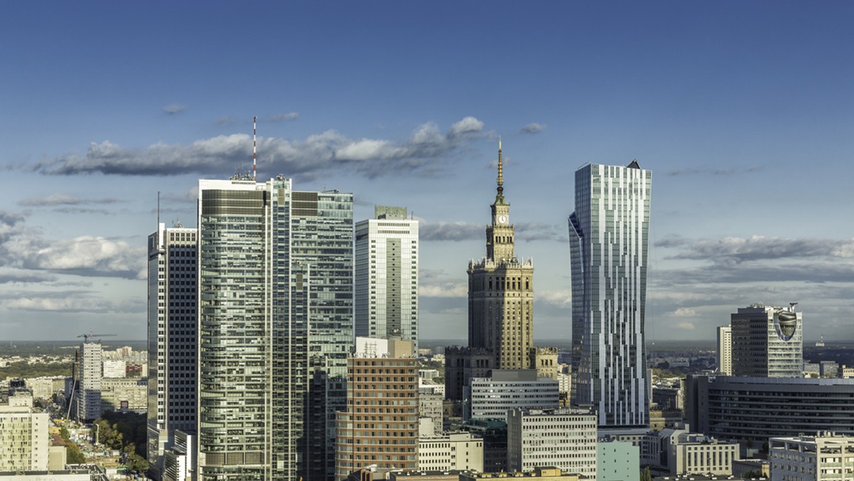 Biuro Ochrony Rządu wprowadza zakaz lotów dronami nad centrum stolicy. Powody podjęcia takiej decyzji są tajne - podaje RMF FM.