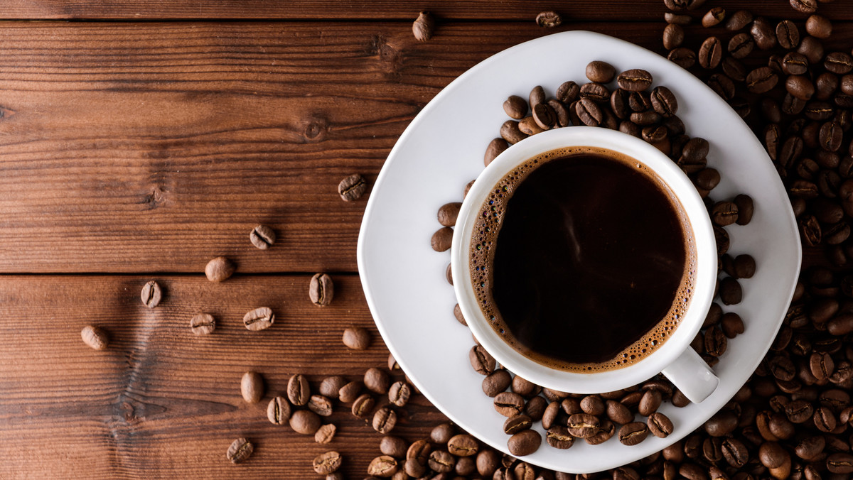 Kofeina to znana na całym świecie substancja. Występuje w kawie oraz w herbacie i stosowana w odpowiednich ilościach nie stanowi zagrożenia dla zdrowia. Coraz częściej słyszy się jednak o uzależnieniu od kofeiny i skutkach ubocznych, jakie za sobą niesie. Czy kofeina rzeczywiście może mieć szkodliwe działanie?