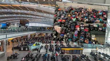 Na bagaże czekali godzinami. Zrobili zdjęcie chaosu na lotnisku. Walizki były wszędzie