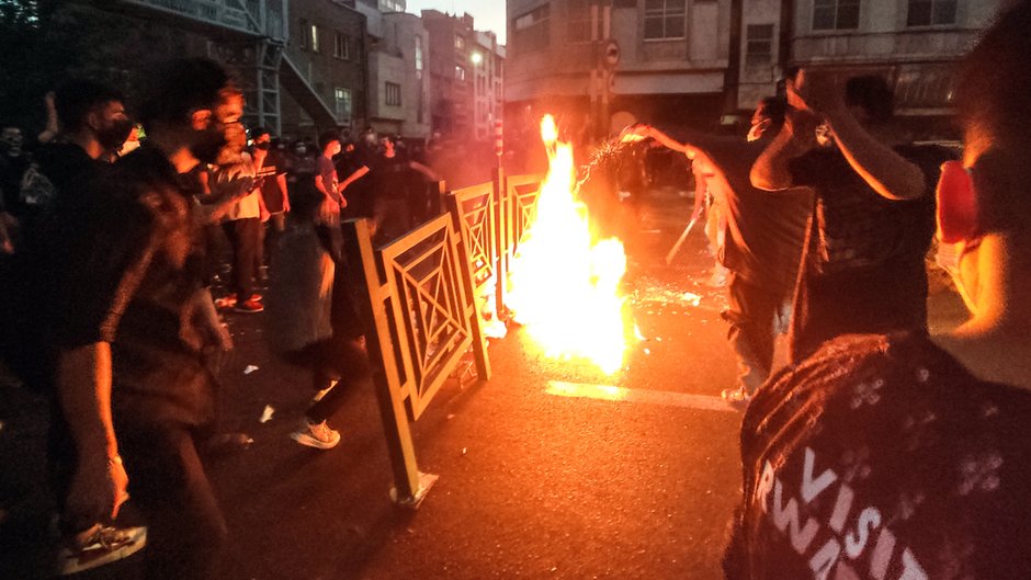 Protesty w Iranie po śmiertelnym pobiciu Mahsy Amini