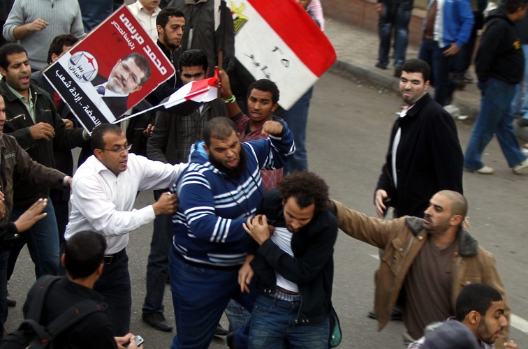 Zamieszki na ulicach Kairu. Naprzeciwko siebie zwolennicy i przeciwnicy prezydenta