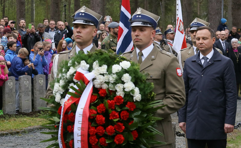 Prezydent Andrzej Duda podczas ceremonii złożenia wieńca