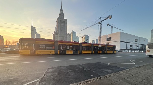 Jak zapewniają miejscy urzędnicy, inwestycja jest kolejnym etapem sukcesywnego przekształcania ul. Marszałkowskiej w prawdziwie zieloną arterię.