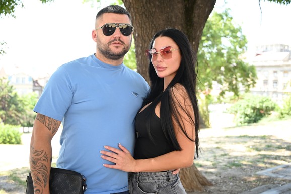 ASMIN POKAZAO POVREĐENU RUKU Došao sa Majom u autu sa polomljenom šoferkom, pa progovorili o skandalu i roditeljima: "Mama je zvala Staniju, vole je više nego mene" (VIDEO)