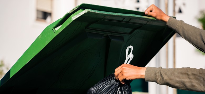 Ta grupa seniorów jest zwolniona z opłat za śmieci. Kto dostaje zniżkę? W jakiej wysokości?