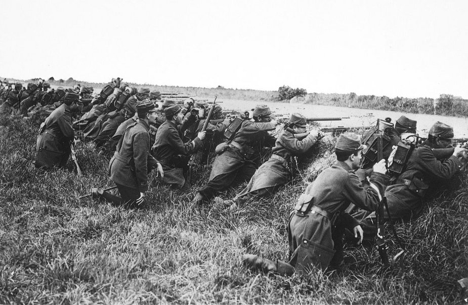 Francuscy żołnierze czekają na atak za wałem ziemnym