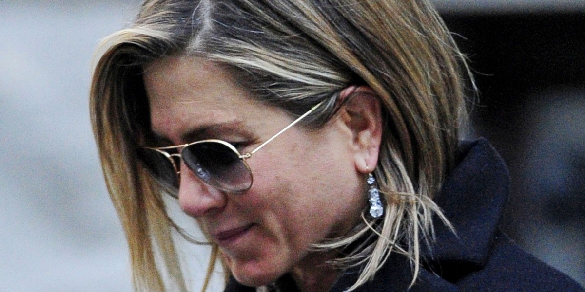 Jennifer Aniston z plamami na twarzy