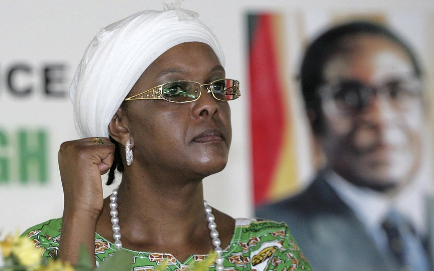 Pesnice su mi male, ali čuvajte se: Grejs Mugabe ispred postera Roberta Mugabea