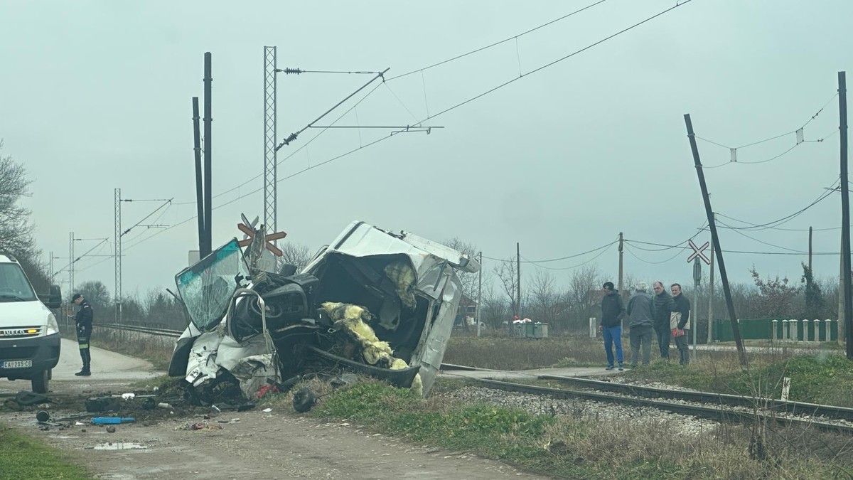 Kombi prepolovljen od siline udara
