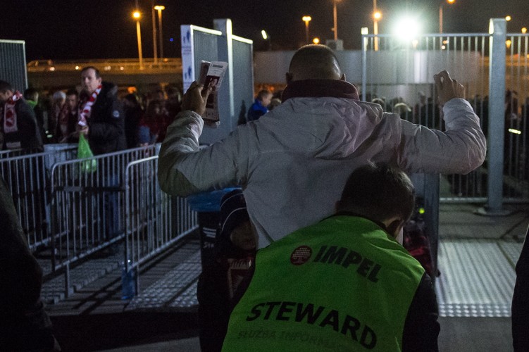 Służby porządkowe sprawdzają kibiców przed wejściem na teren Stadionu Miejskiego we Wrocławiu