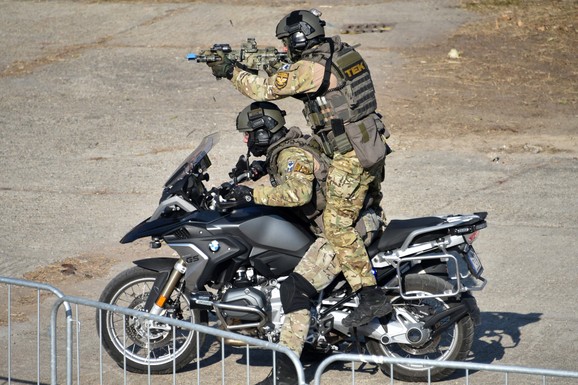 PRISILNA INJEKCIJA, GUBITAK SVESTI I ZAPLENJENO ZLATO Ukrajincu ubrizgan serum nalik "SERUMU ISTINE" nakon racije u Mađarskoj, završio u bolnici