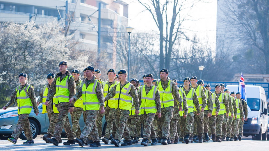  50 oficerów brytyjskich Królewskich Sił Lotniczych w Poznaniu w 2014 r.