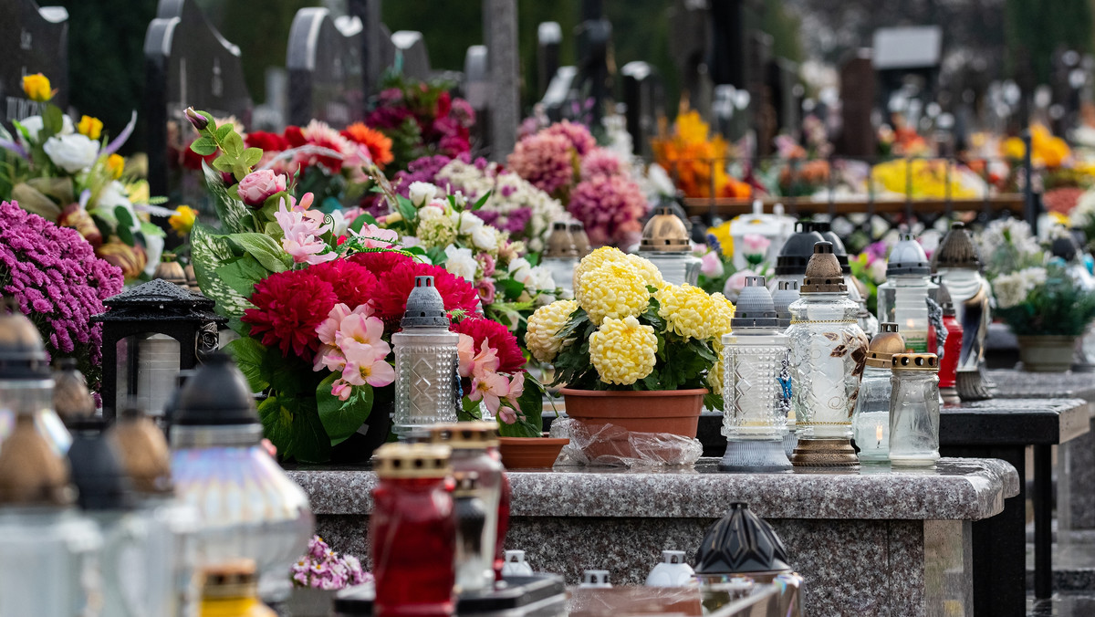 — Gdy jedna osoba schodzi do niszy grobowej, druga powinna stać przy grobie i ją asekurować, bo różne nieprzewidziane sytuacje mogą się zdarzyć — mówi portalowi Sadeczanin.info administrator cmentarza Jacek Żelasko. Wczoraj w Nowym Sączu dwóch grabarzy zasłabło po odsunięciu płyty grobowej tragicznie zmarłych dzieci.