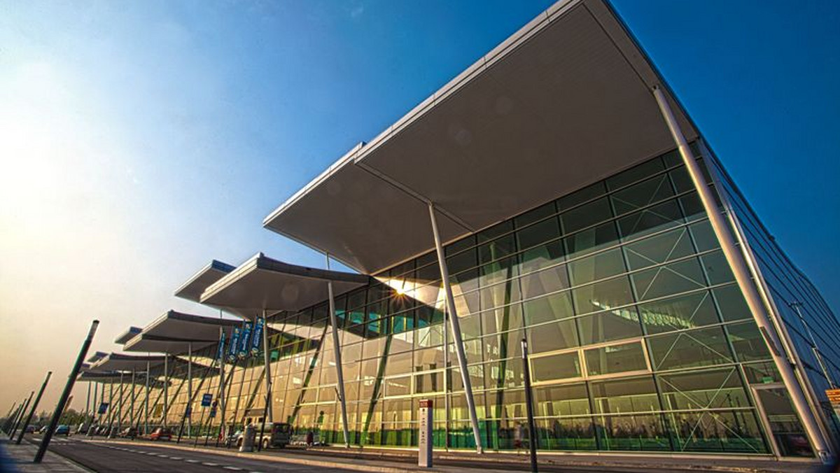 Blisko 3,9 mln odprawionych pasażerów, prawie milion przewiezionych walizek, 320 tysięcy wypitych kaw i… papieru toaletowego jak stąd do Dubaju. Port Lotniczy Wrocław obchodzi swój jubileusz i podsumowuje dwa lata działalności nowego terminalu pasażerskiego.