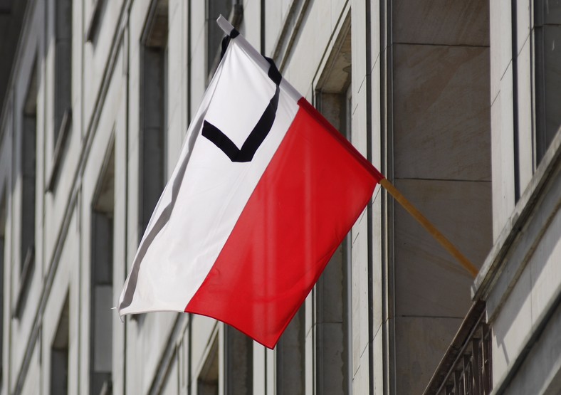 Żałoba: czarna wstążka na polskiej fladze