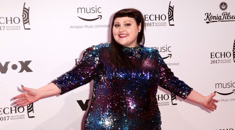 Ilyen címlapot sem látni mindennap! Beth Ditto újra meztelenül pózolt a LOVE Magazin borítóján