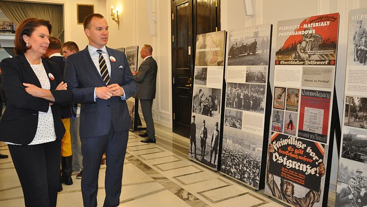 Dziś w samo południe przed Salę Kolumnową w Sejmie RP otwarta została wystawa "Sfrunął na Śląsk orzeł biały", poświęcona 95. rocznicy III Powstania Śląskiego. Pierwotnie wystawa miała być pokazana w rocznicę śląskiego zrywu na początku maja, jednak marszałek Sejmu Marek Kuchciński zablokował jej prezentację. Powodem odmowy był fakt, że wystawę pokazano już w ubiegłym roku w Senacie