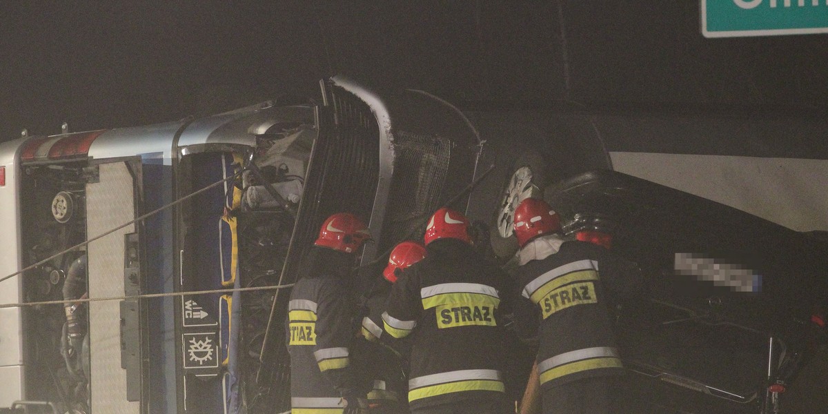 Autobus zderzył się z samochodem osobowym