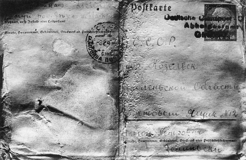 Pocztówka wydobyta z jednego z dołów śmierci w Katyniu.