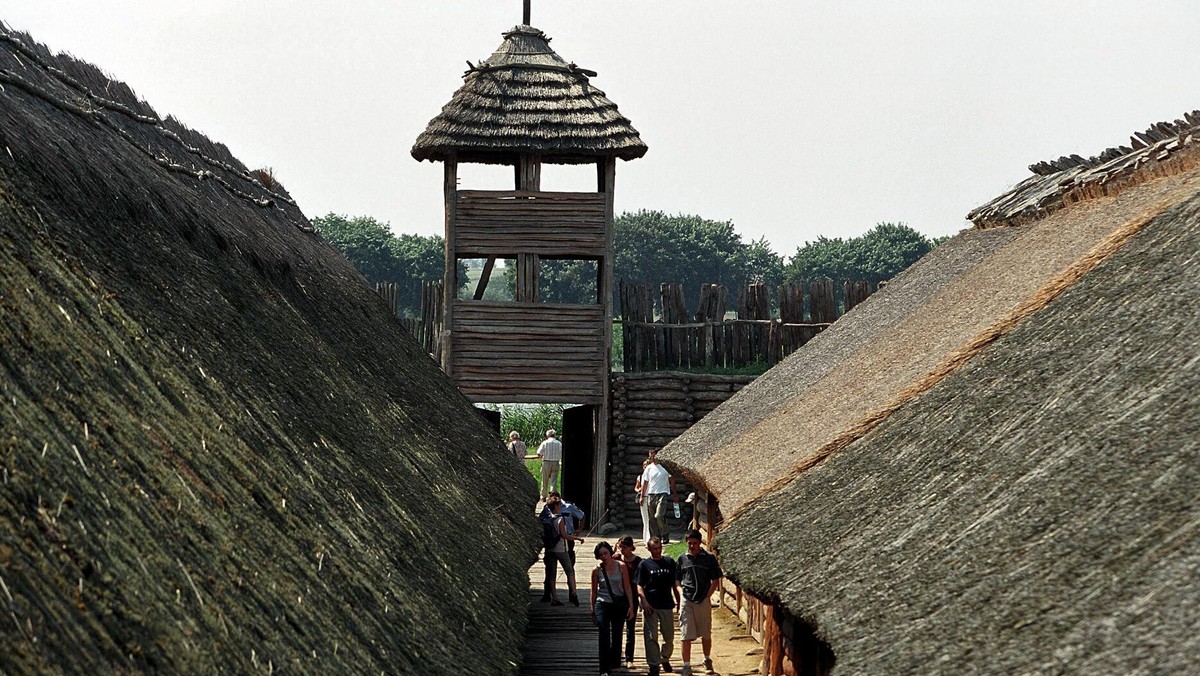 Budowa repliki osady z okresu neolitu prowadzona jest na terenie skansenu archeologicznego w Biskupinie (woj. kujawsko-pomorskie). Zabudowania powstaną w miejscu, gdzie podobna wioska istniała około 6 tys. lat temu.