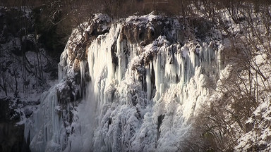 Jeziora Plitwickie w Chorwacji zamarzły. Turyści rzadko widzą je w zimowej szacie