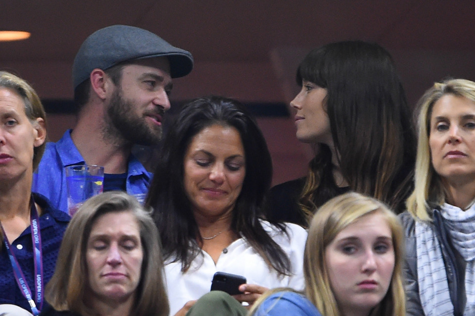 Justin Timberlake i Jessica Biel całują się na trybunach