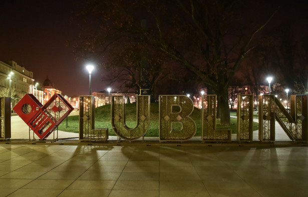 Iluminacja zabytkowych budynków i innych obektów na Placu Litewskim w centrum Lublina wyłączona na godzinę