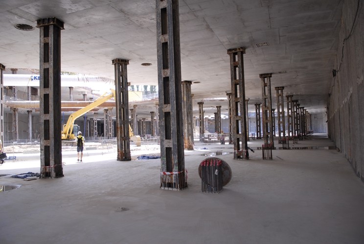 Jednym z największych wyzwań, jakie stoją przed budowniczymi w najbliższych miesiącach jest wykonanie potężnej płyty fundamentowej. W trakcie tej operacji zostanie wykorzystanych ok. 3500 ton stali i 16 000 m3 betonu, co odpowiada równowartości 500 domów jednorodzinnych. Jej budowa zakończy się jeszcze przed końcem roku, natomiast cała część podziemna kompleksu zostanie ukończona na przełomie I i II kwartału 2018 roku. <br><br>Budowa The Warsaw HUB. Czerwiec 2017 r., Źródło: Ghelamco.