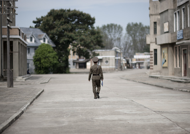 Północnokoreański żołnierz spacerujący po studiu filmowym w Pjongjangu [10 września 2011]