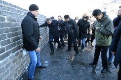 Prezydent Andrzej Duda na chińskim lodzie. Ślisko na Wielkim Murze Chińskim [ZDJĘCIA, WIDEO]