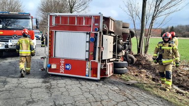 Czterech strażaków w szpitalu. Jechali na akcję