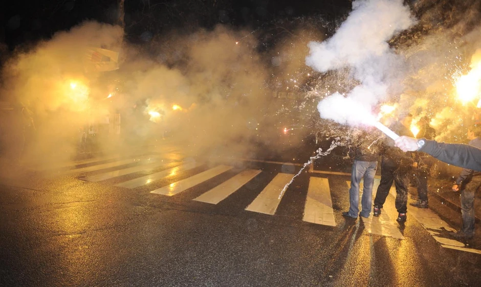Građani bakljama pozdravili dolazak Aleksandra Vučića i proslavili pobedu SNS-a