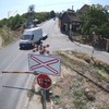 Pružni prelaz u Železniku, kombi zaobilazi polubranike