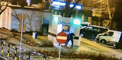 Nocami odwiedzał miejskie szalety dla pieniędzy. Rencista z Gliwic gorzko tego pożałował [WIDEO]