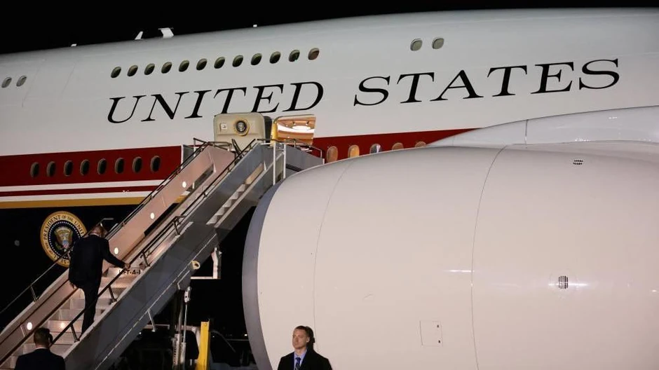 Potom se ukrcao u avion koji je dobio od Katara da bi odleteo iz Velike Britanije za Ameriku | Foto: Reuters