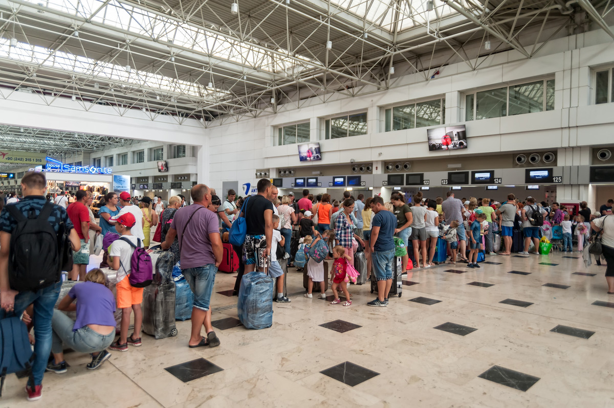 Chaos na lotniskach! Odwołane i opóźnione loty paraliżują wakacyjne wyjazdy