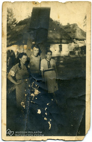 Rachela i Abraham Weltzowie oraz nieznana Żydów. Markowa ok. 1942 r. / fot. muzeumulmow.pl
