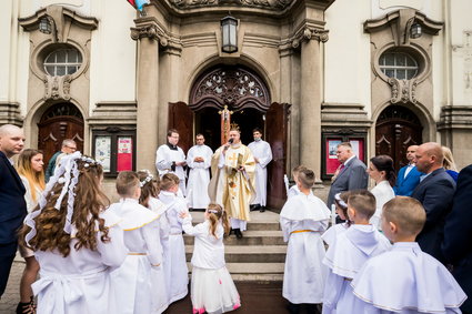 Tylu rodziców chce się zapożyczyć, by zorganizować wystawną komunię