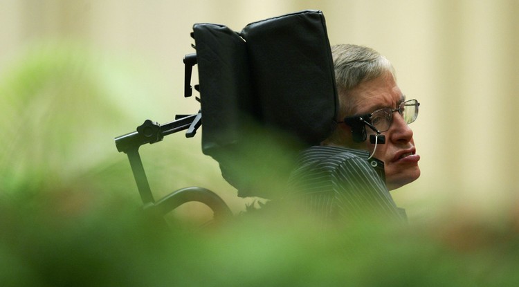 Stephen Hawking hangját elnyelte egy fekete lyuk - Méltó helyen nyugszik korunk tudósa