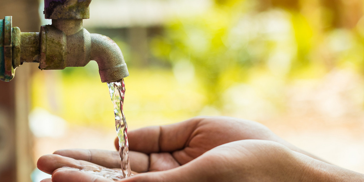 Państwowa instytucja Wody Polskie, która zatwierdza ceny za wodę i ścieki dla wszystkich gmin w kraju, zatwierdziła 80 proc. taryf, co do reszty decyzja ma zapaść wczesną jesienią