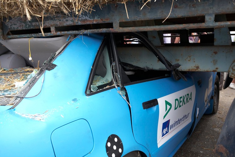 Traktor z dwoma przyczepami przejeżdża w poprzek drogi. Osobówka jadąca tą samą szosą ma na liczniku około 80 km/h - samochód bez hamowania wbija się pod drugą przyczepę