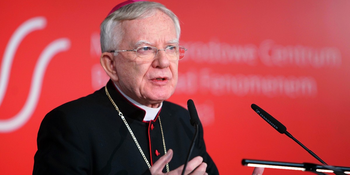 Abp Jędraszewski uderza w przedszkola i szkoły.