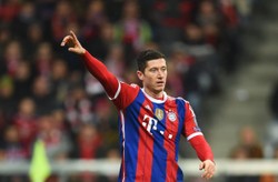 Liga Mistrzów: Asysta Lewandowskiego. Słupek Milika. Messi wyrównał rekord Raula. WIDEO