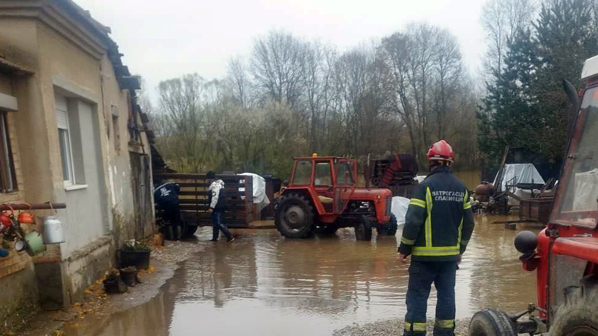 (FOTO) DRAMATIČNE SLIKE IZ TRI OKRUGA! Zbog kiše koja pada danima došlo do izlivanja vodotokova, u nekoliko gradova pala stabla: Sektor za vanredne situacije na terenu