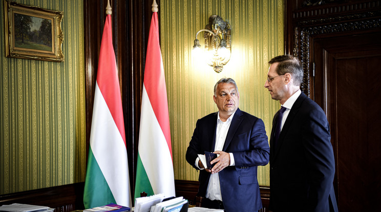 Orbán Viktor Varga Mihály pénzügyminiszterrel egyeztet az idei és a jövő évi költségvetésről valamint a gazdaságvédelmi akcióterv végrehajtásáról a PM épületében / Fotó: MTI/Miniszterelnöki Sajtóiroda/Benko Vivien Cher