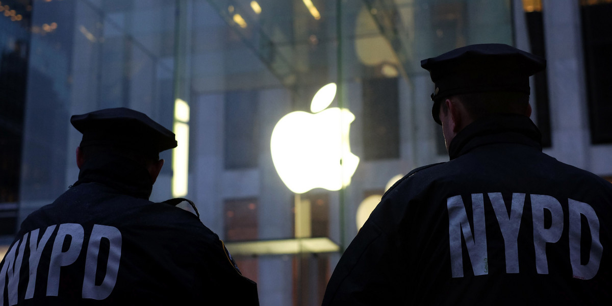 Dwaj oficerowie policji przed siedzibą Apple w w Nowym Jorku