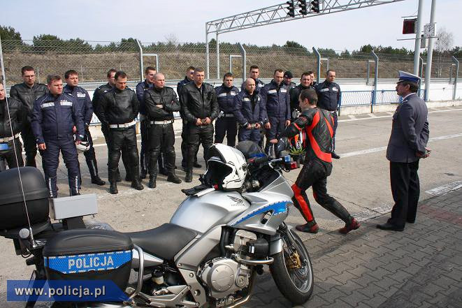 Szkolenie policjantów na motocyklach