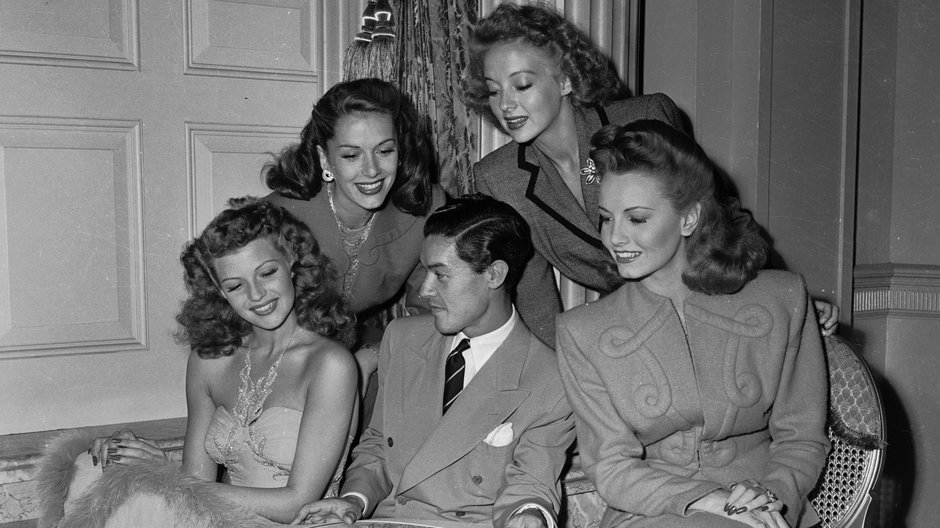 Jean Louis i hollywoodzkie gwiazdy (od lewej): Rita Hayworth, Jinx Falkenburg, Evelyn Keyes i Janet Blair